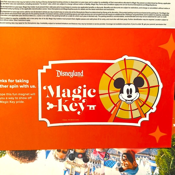 Disneyland Magic Key Magnet 2023/2024 - Picture 1 of 2